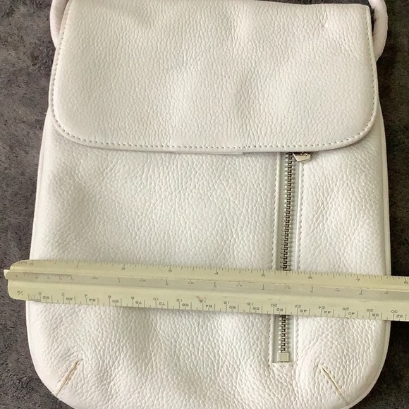 Misses/ladies white leather shoulder bag with multiple compartments - Picture 2 of 10